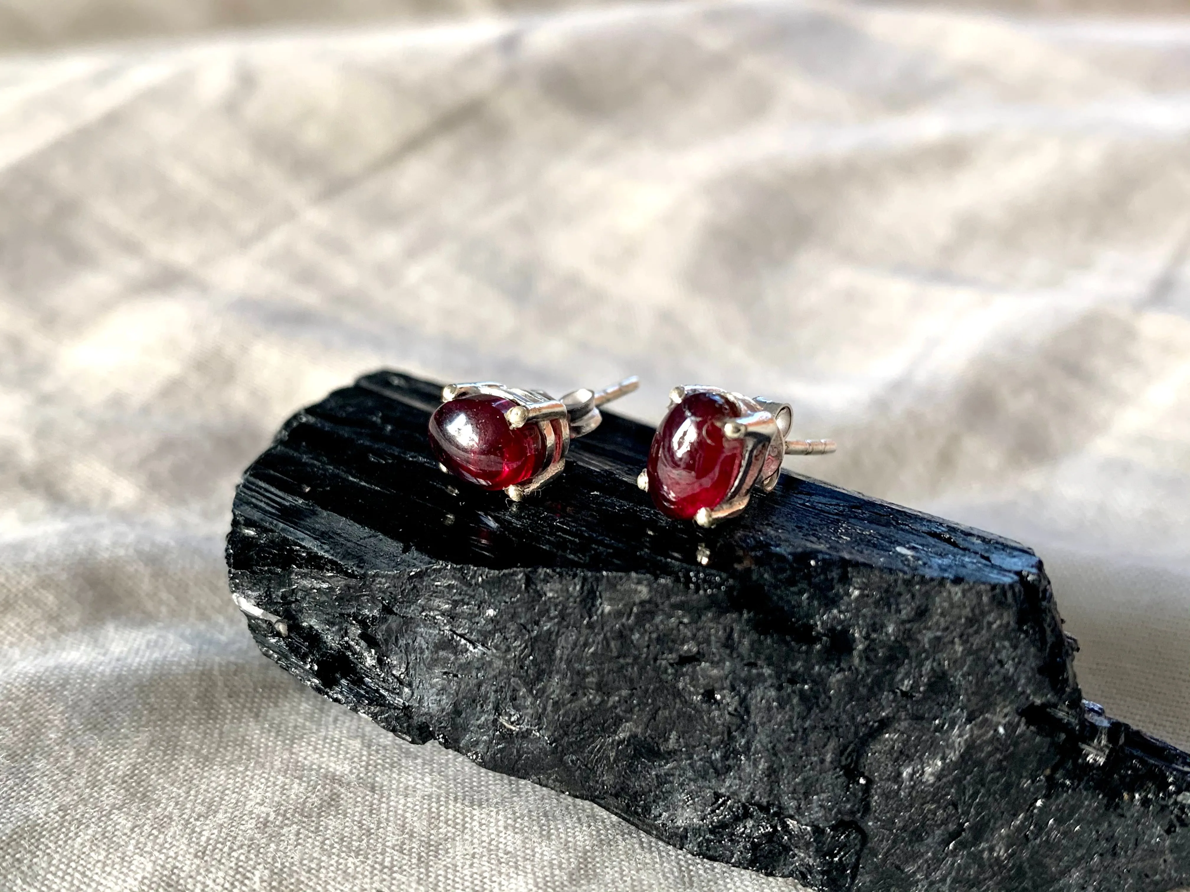 Garnet Sanaa Studs - Cabochon